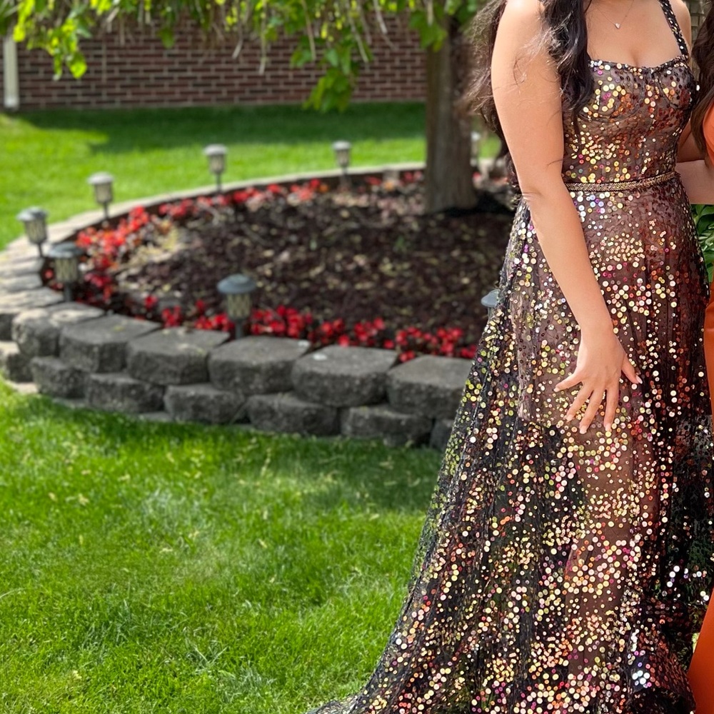 Elegant hight dress. Xs size , fit perfectly. Only worn once.